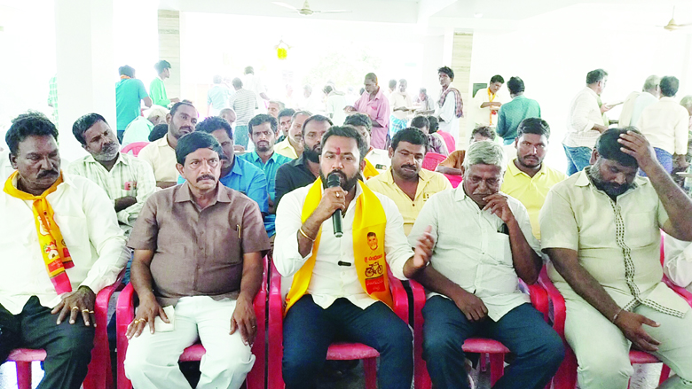 రైతుల సమస్యలను పరిష్కరించాలి