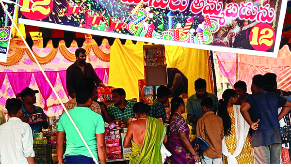 పేలుతున్న టపాసుల ధరలు