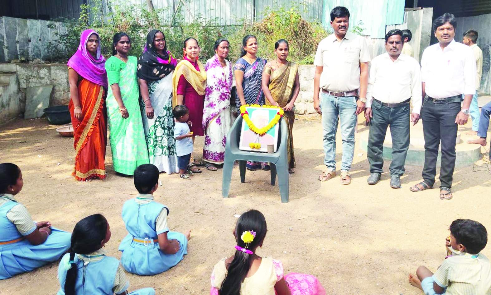 రెయిన్‌లో స్కూల్‌లో బాలల దినోత్సవం నిర్వహిస్తున్న ఉపాధ్యాయులు