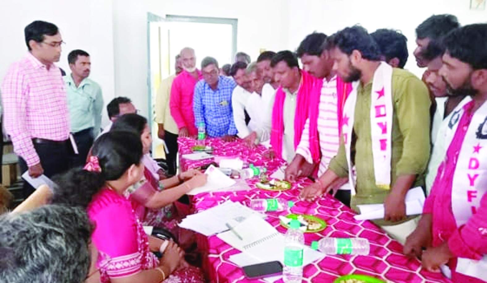 జెసికి వినతి పత్రం అందిస్తున్న సిపిఎం నాయకులు