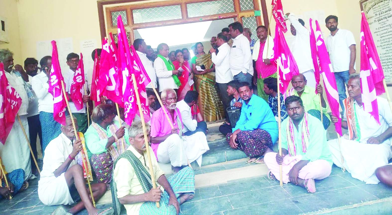 ఎంపిడిఒ కార్యాలయం వద్ద ఆందోళన చేస్తున్న రైతులు