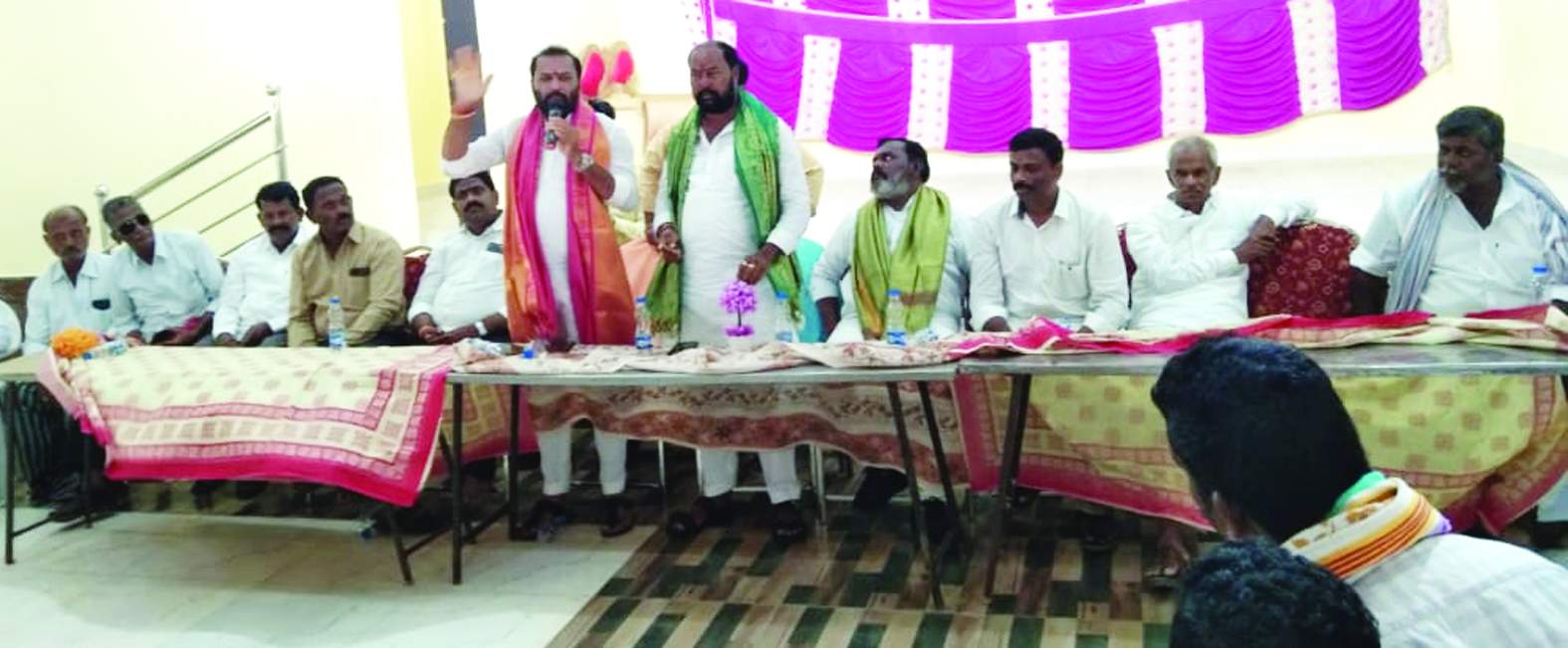 సమావేశంలో మాట్లాడుతున్న గుమ్మనూరు సోదరులు