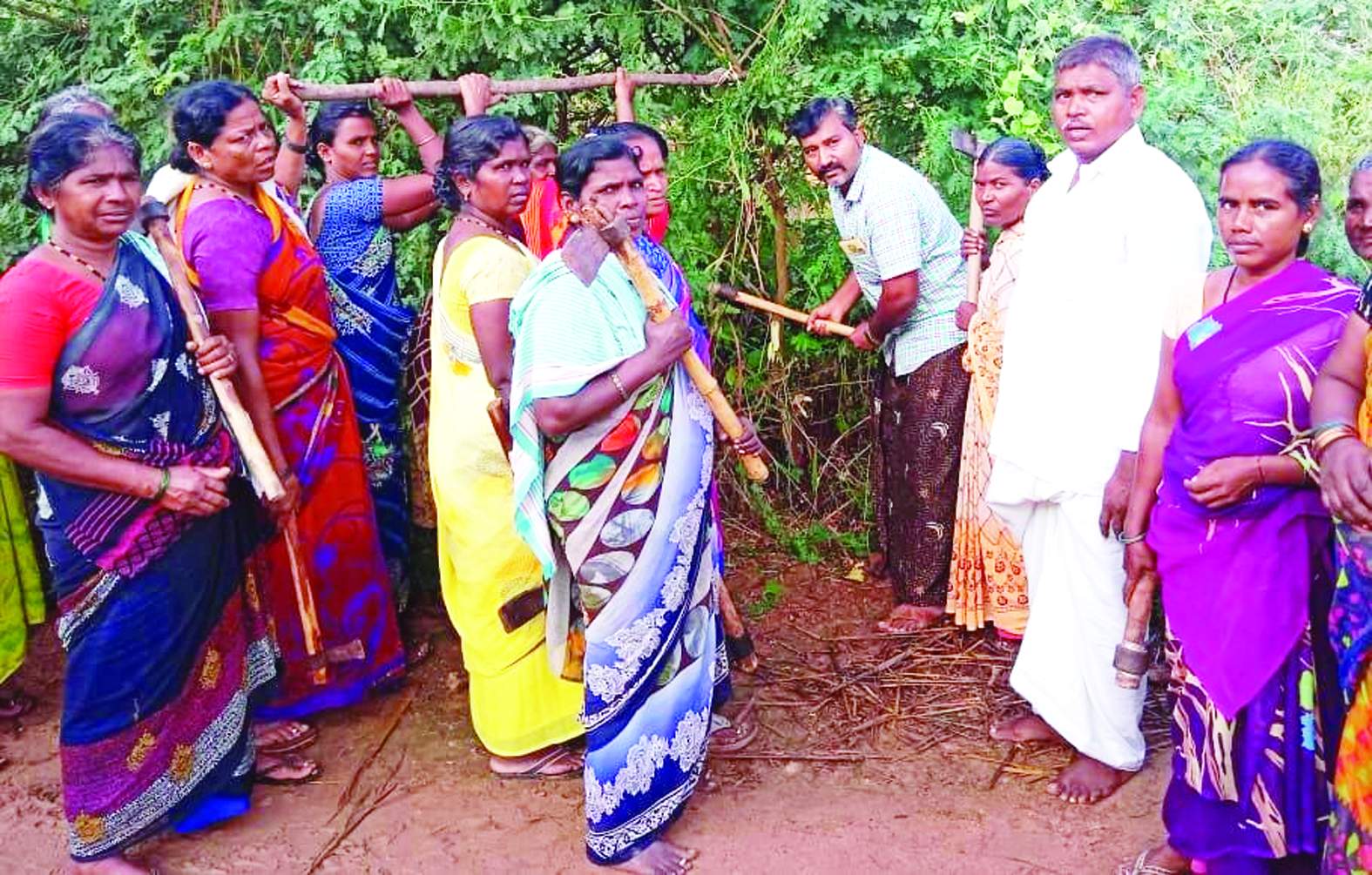 ముళ్లకంప ముళ్ల తొలగింపులో పాల్గొన్న సర్పంచి అరుణ్‌ కుమార్‌
