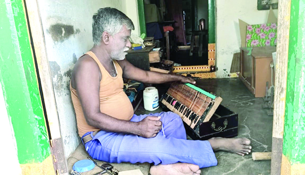 Ragala-harmonium-box-c-o-Rapaka
