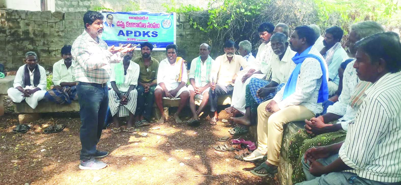 మాట్లాడుతున్న ఆనంద్‌ బాబు