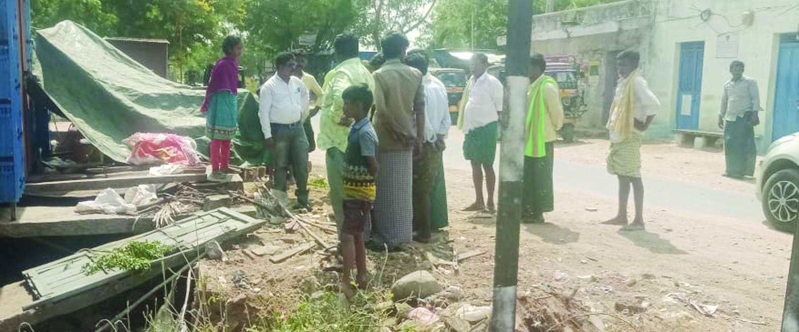 బంకు శిథిలాలను చూపుతున్న కుటుంబ సభ్యులు