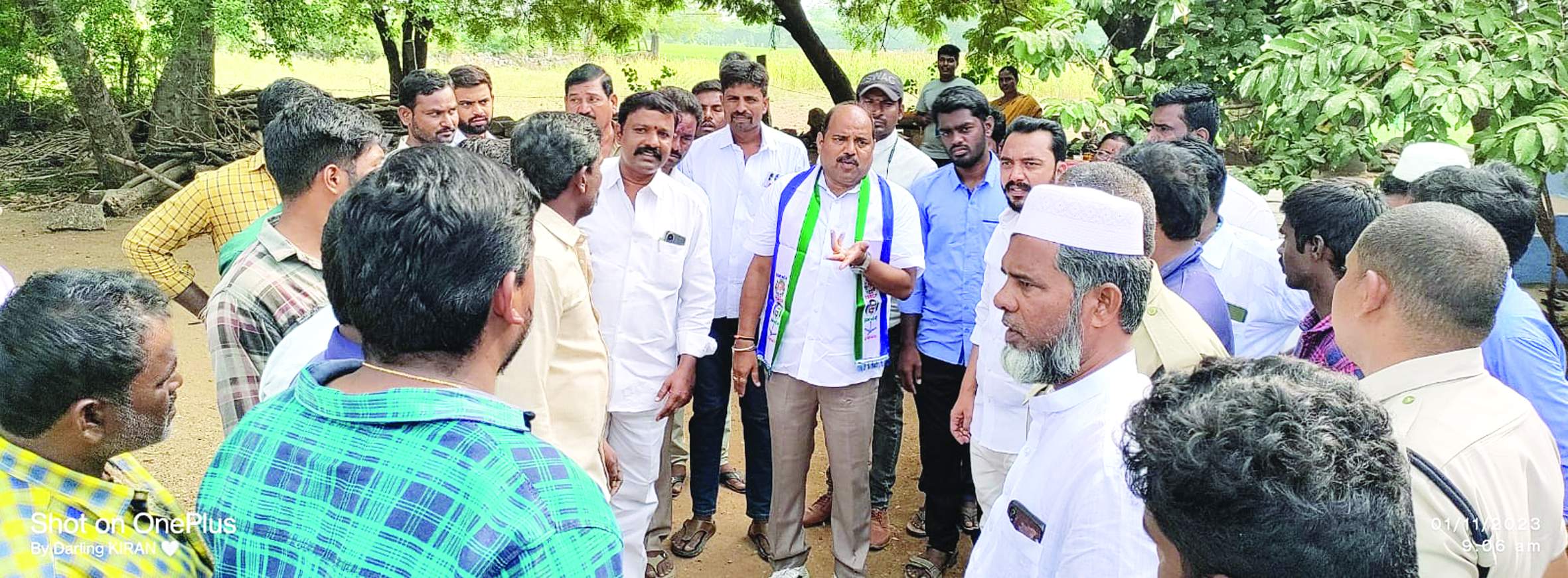 కాలనీవాసులతో మాట్లాడుతున్న జగన్మోహన్‌ రెడ్డి