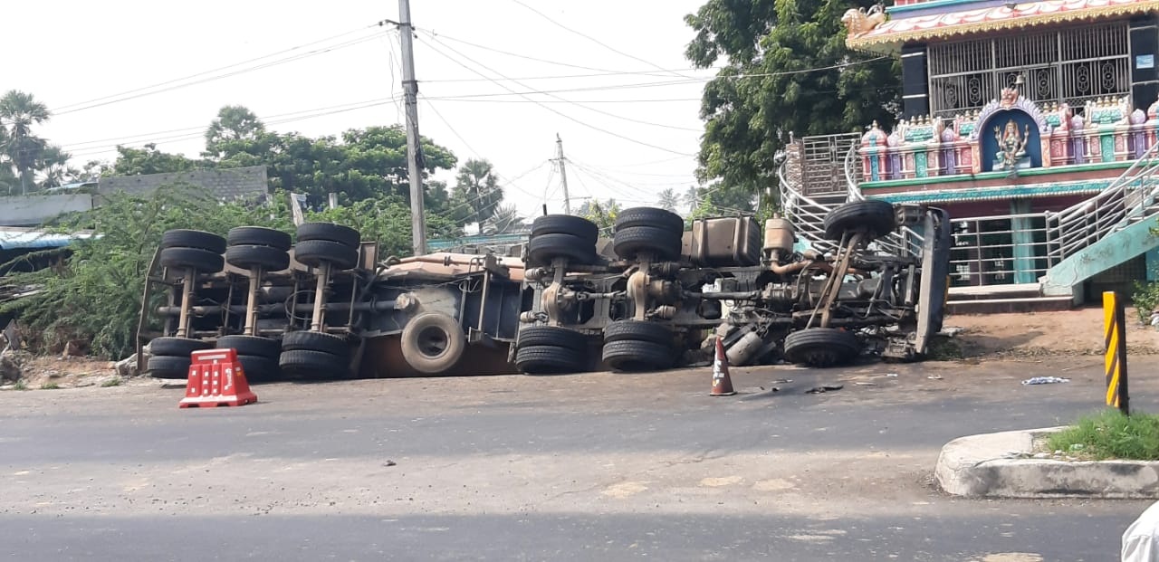 రోడ్డు ప్రమాదాల్లో ఐదుగురు దుర్మరణం