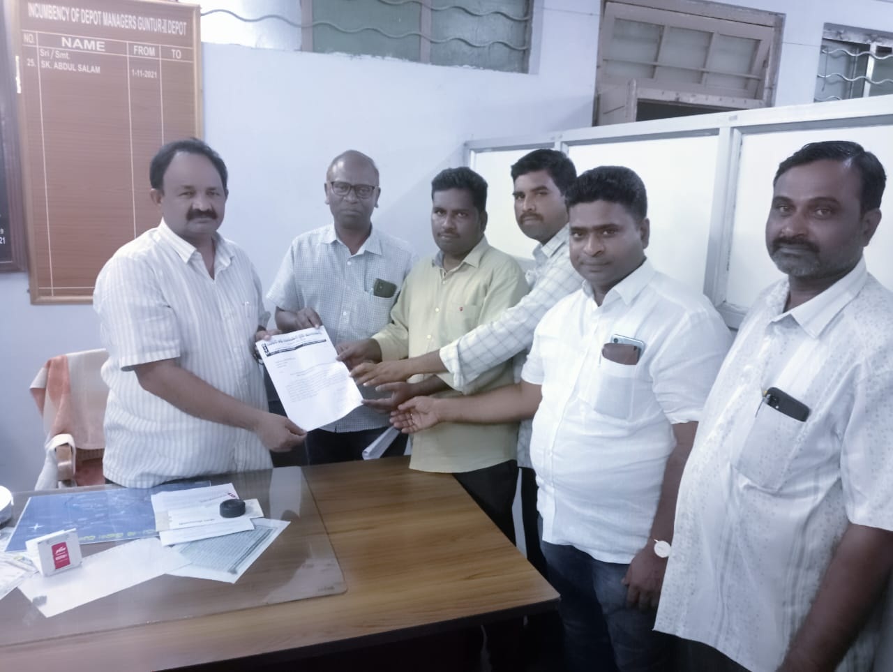 అవుట్‌సోర్సింగ్‌ కార్మికులకు పరిహారం ఇవ్వాలి