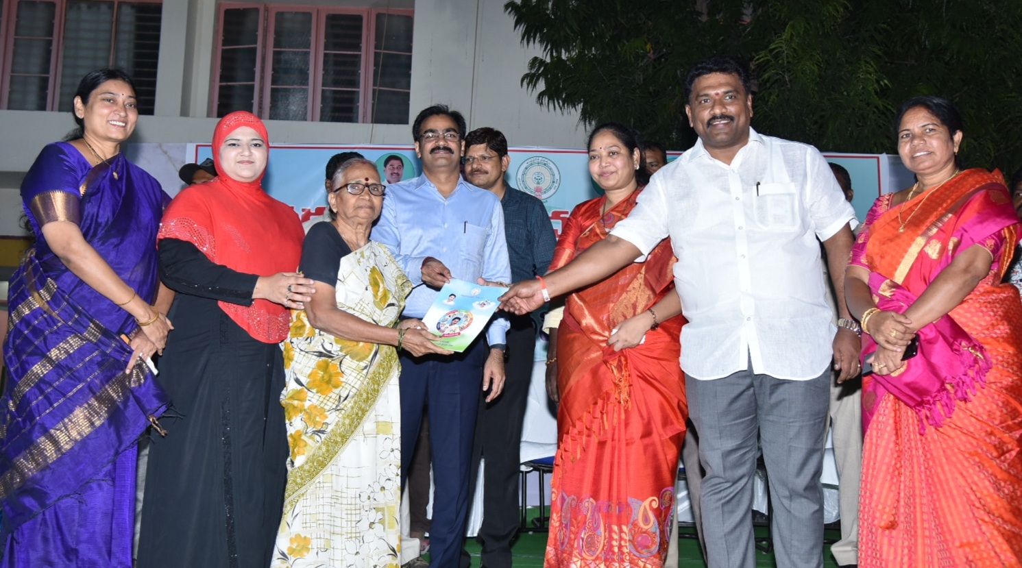 అడవి తక్కెళ్లపాడులో ఇళ్లపట్టాలు పంపిణీ