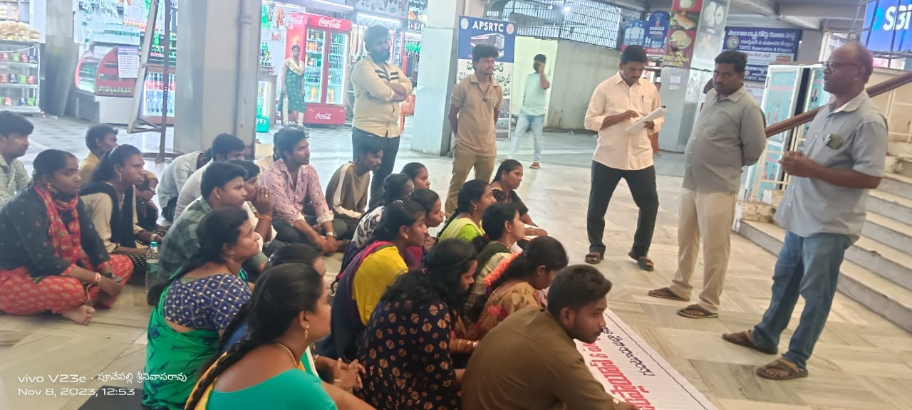 ఆర్టీసీ కాంట్రాక్ట్‌, ఔట్‌సోర్సింగ్‌ కార్మికులు ధర్నా