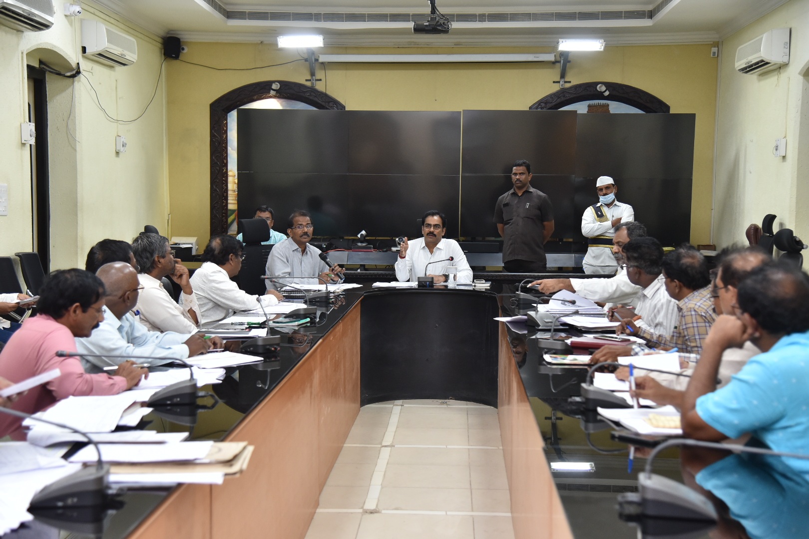 భవనాల నిర్మాణం త్వరితగతిన పూర్తి చేయాలి