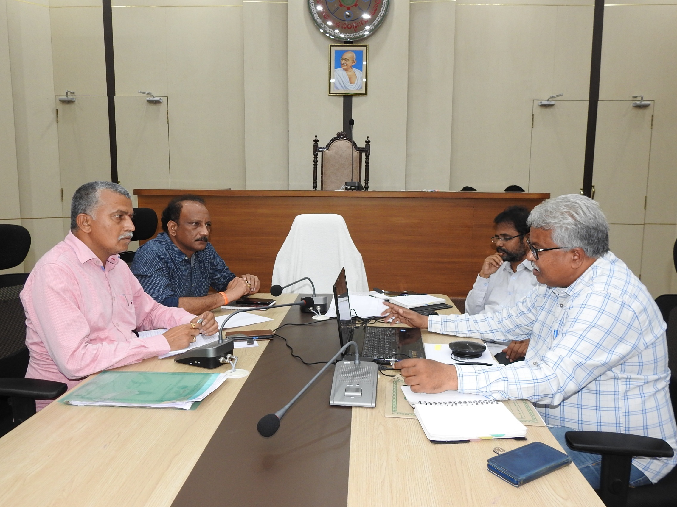 పన్ను బకాయిలు వసూళ్లపై దృష్టి పెట్టాలి