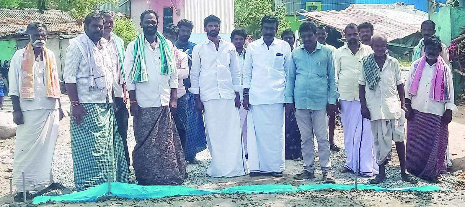 మాట్లాడుతున్న వైసిపి నాయకులు