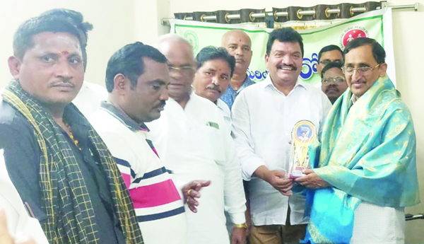 వైద్యులకు జమ్మాన సన్మానం