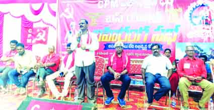 హారతులిచ్చి.. తిలకం దిద్ది