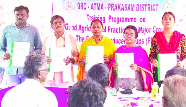 పంటల్లో యాజమాన్య పద్ధతులపై రైతులకు శిక్షణ