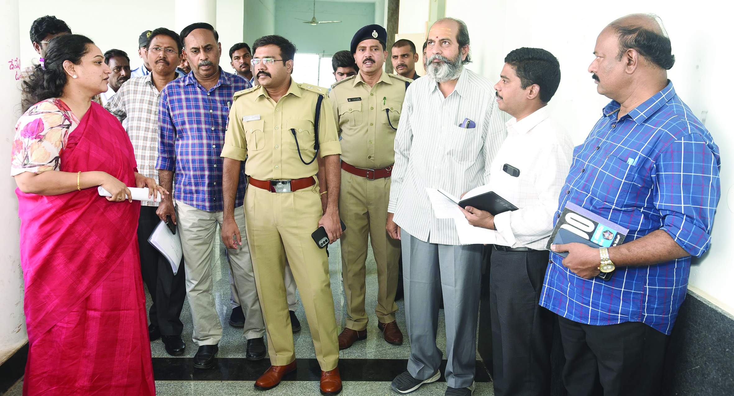 రాయలసీమ యూనివర్సిటీలో పరిశీలిస్తున్న కలెక్టర్‌, ఎస్పీ