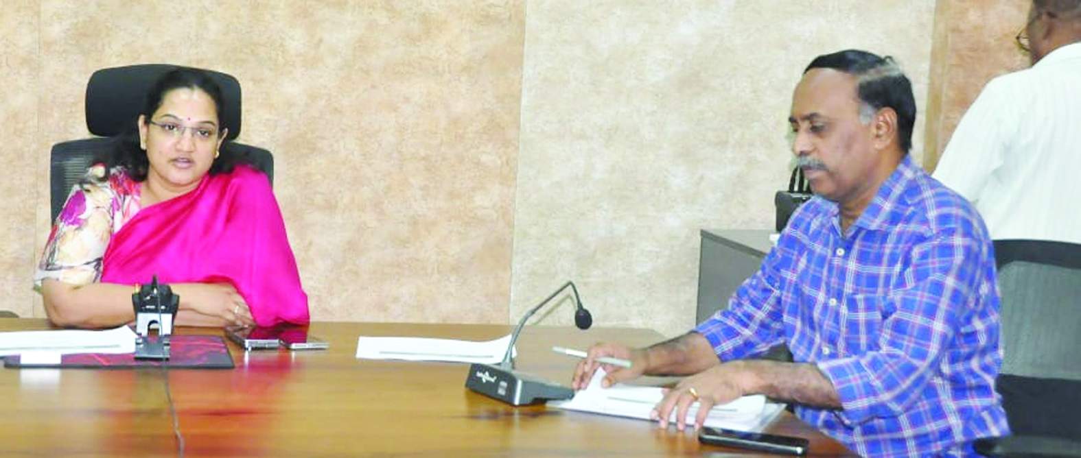 సమావేశంలో మాట్లాడుతున్న కలెక్టర్‌ సృజన