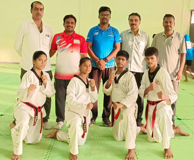 రాష్ట్రస్థాయి పోటీలకు ఎంపికైన విద్యార్థులను అభినందిస్తున్న కె.కార్తికేయన్‌, తిరుపాల్‌ రెడ్డి, నరసింహా