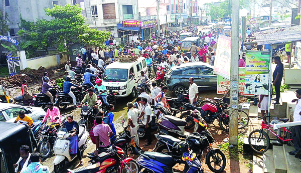 మురుగునీటి సమస్యపై రోడ్డు దిగ్బంధం