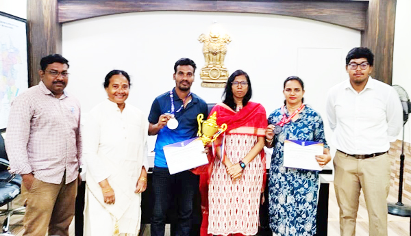 ఆటల పోటీల్లో విజేతలకు కలెక్టర్‌ అభినందన