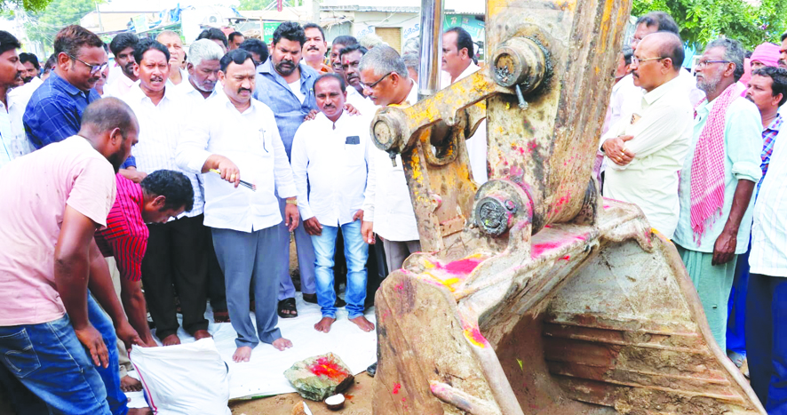 దొడ్లేరులో రోడ్డు పనులు ప్రారంభించిన ఎమ్మెల్యే