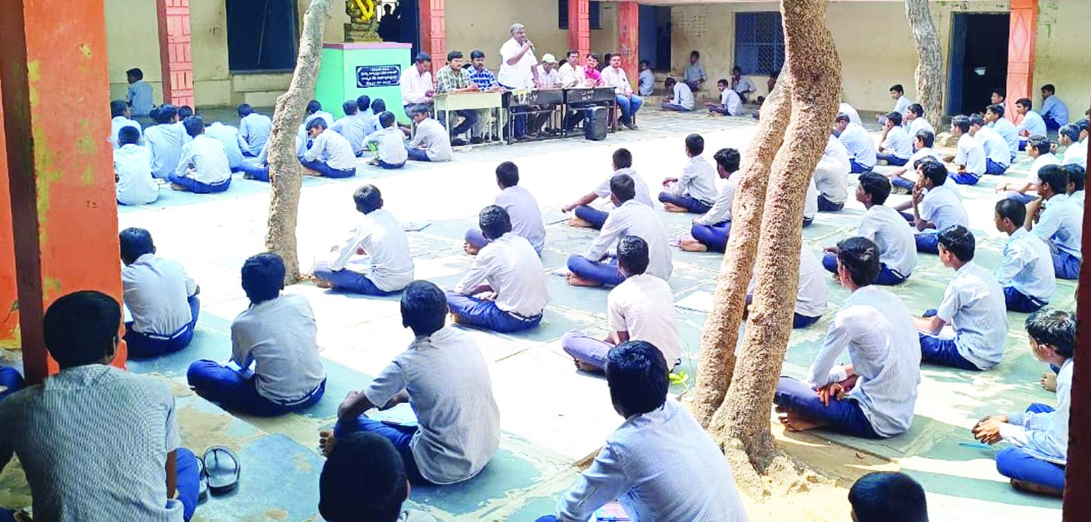 కోసిగిలో మాట్లాడుతున్న నాయకులు