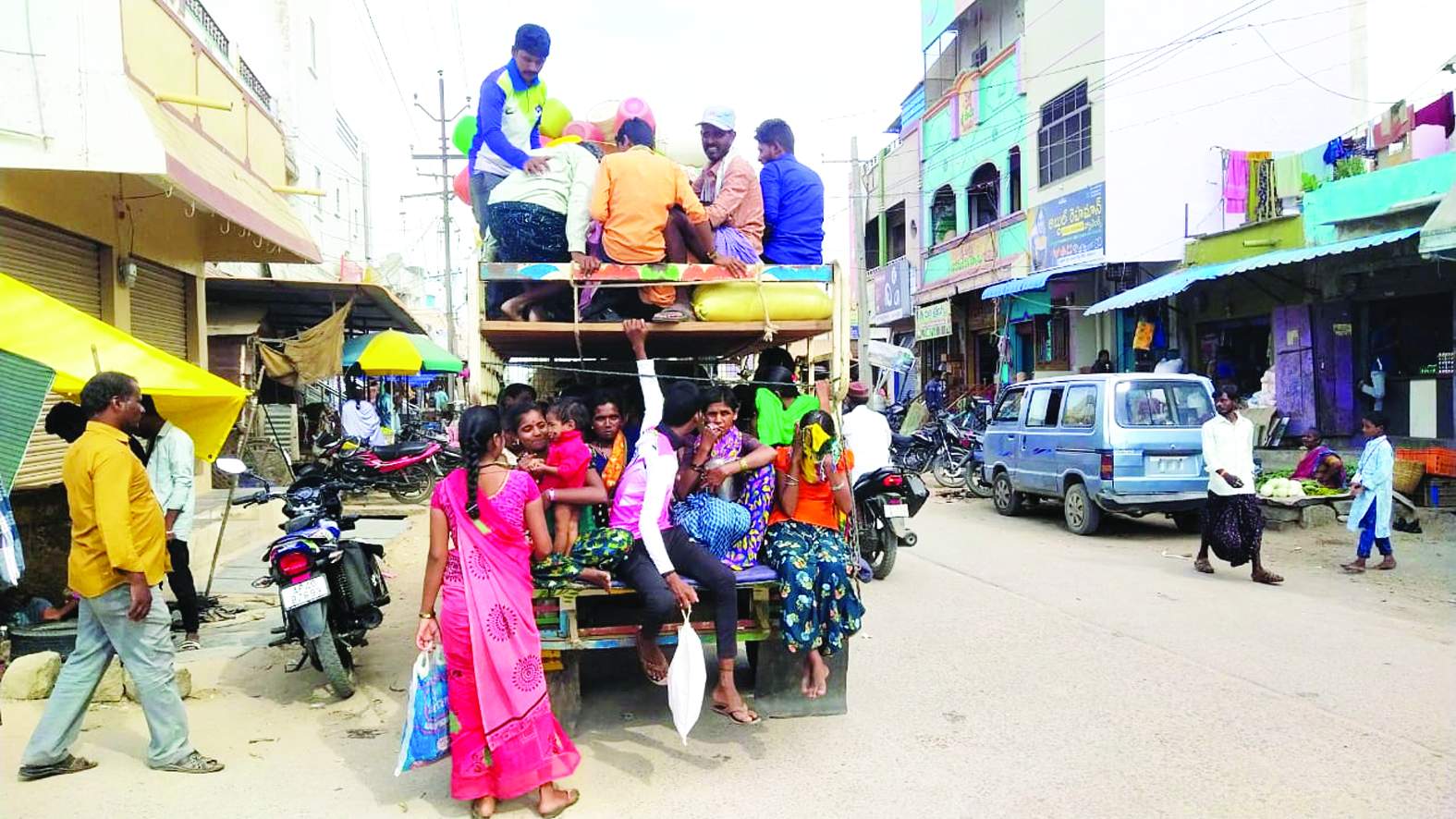 కోసిగి నుంచి తెలంగాణ రాష్ట్రానికి వలస వెళ్తున్న కూలీలు