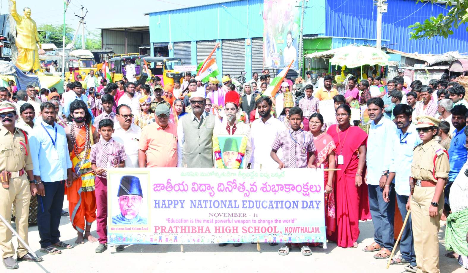 ర్యాలీ నిర్వహిస్తున్న విద్యార్థులు, యాజమాన్యం