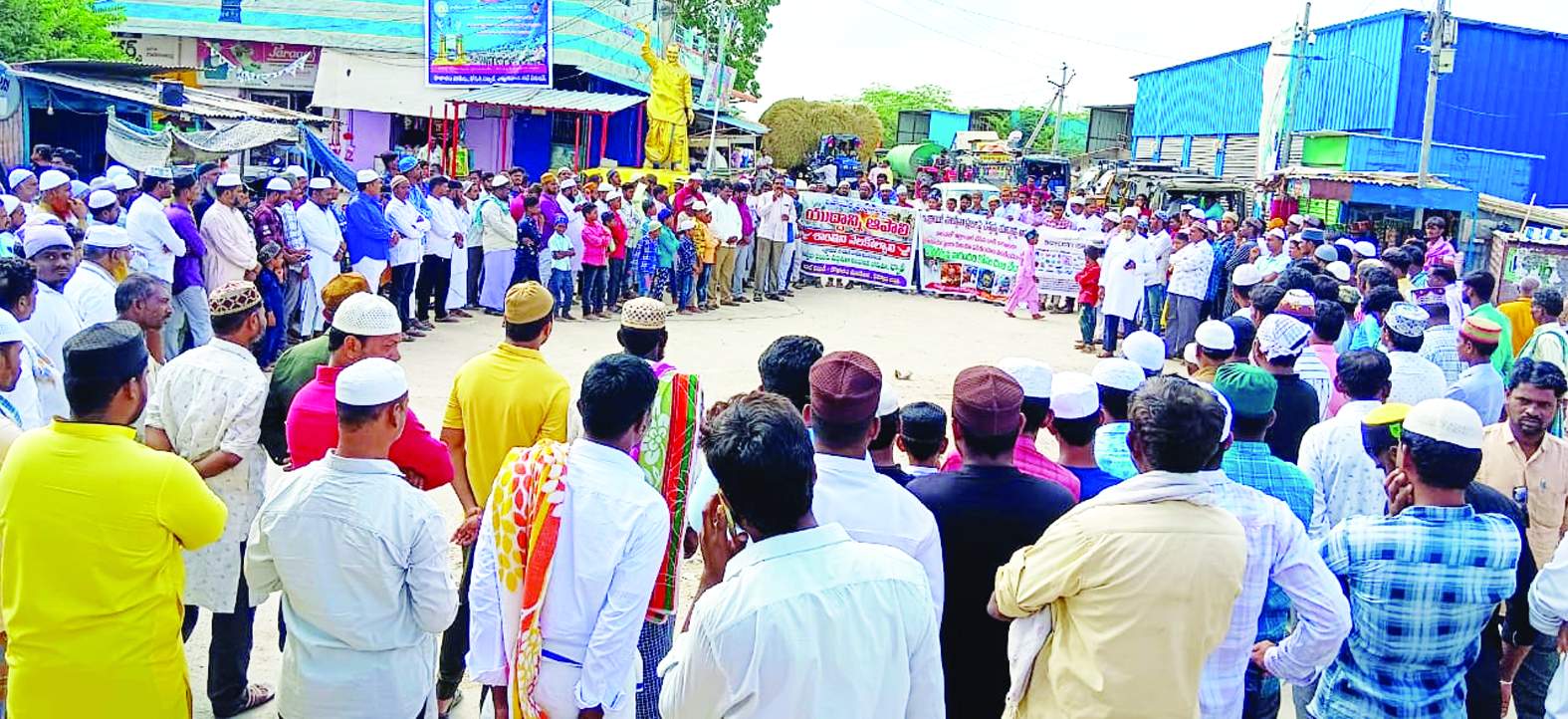 నిరసన చేపడుతున్న నాయకులు