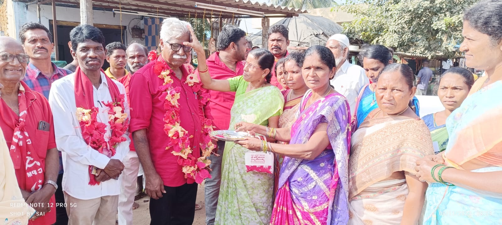 హారతులిచ్చి.. తిలకం దిద్ది