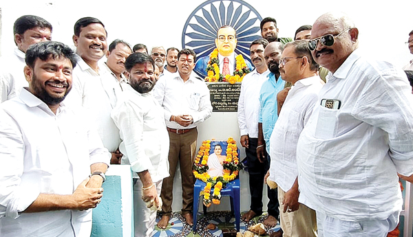 అంబేద్కర్‌ విగ్రహావిష్కరణ