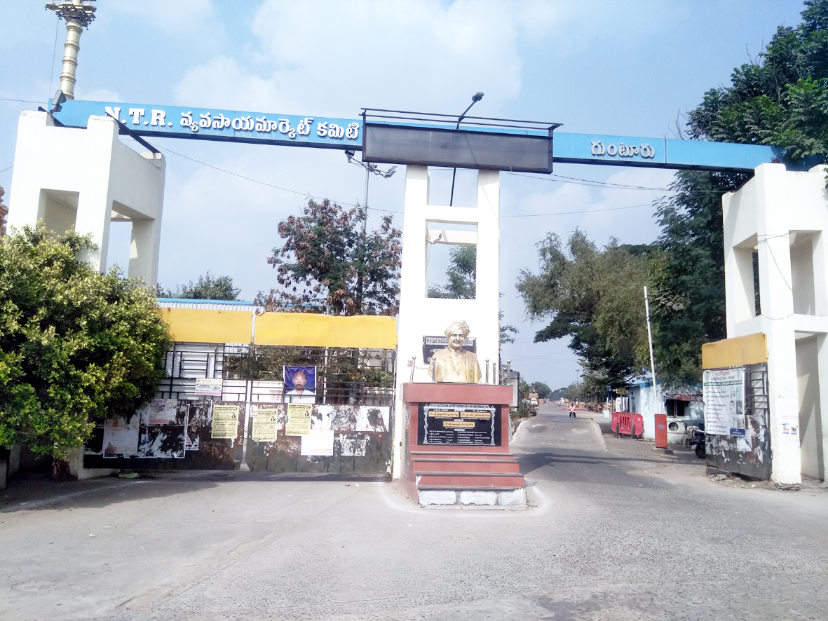 మిర్చి యార్డులో తీవ్ర ఉద్రిక్తత