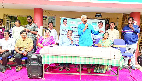 చదవడం, రాయడం నేర్పించాలి