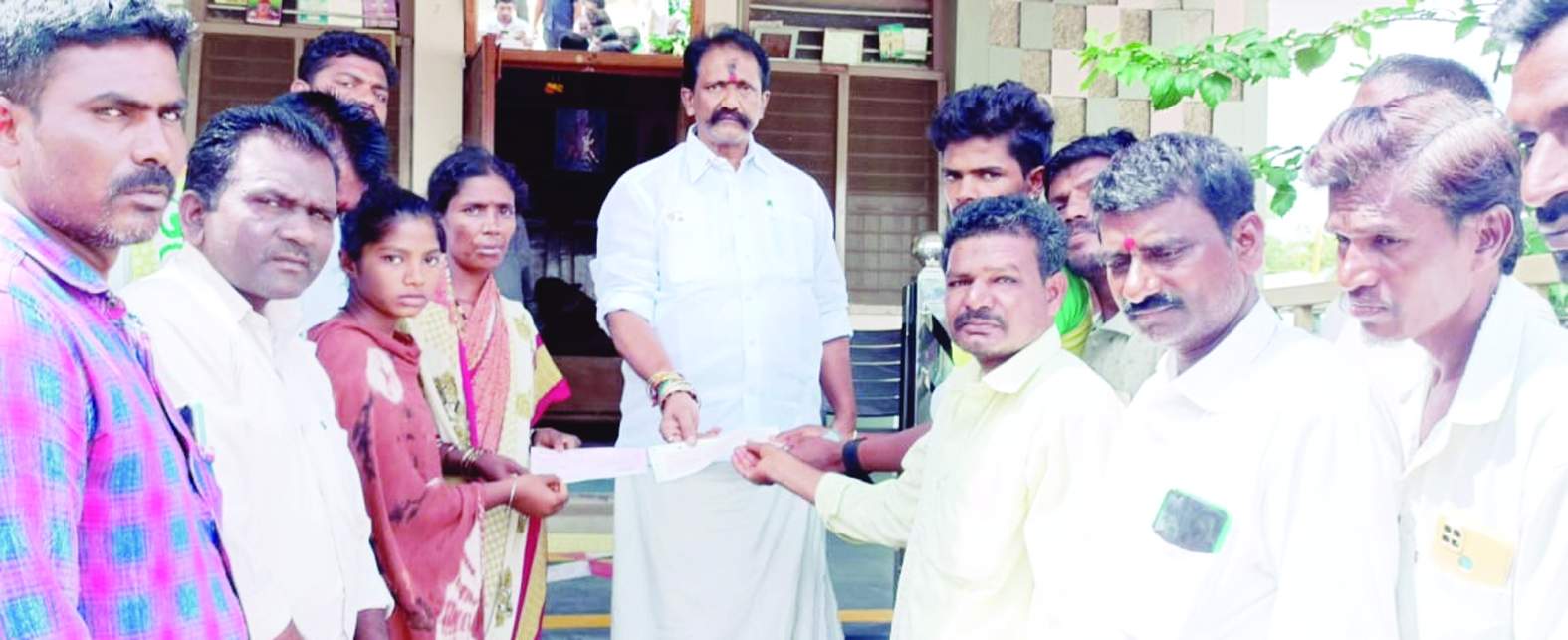 చెక్కును అందజేస్తున్న ఎమ్మెల్యే బాలనాగిరెడ్డి