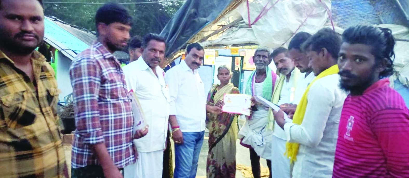 మంత్రాలయంలో ప్రజలకు వివరిస్తున్న శ్రీనివాస్‌ రెడ్డి