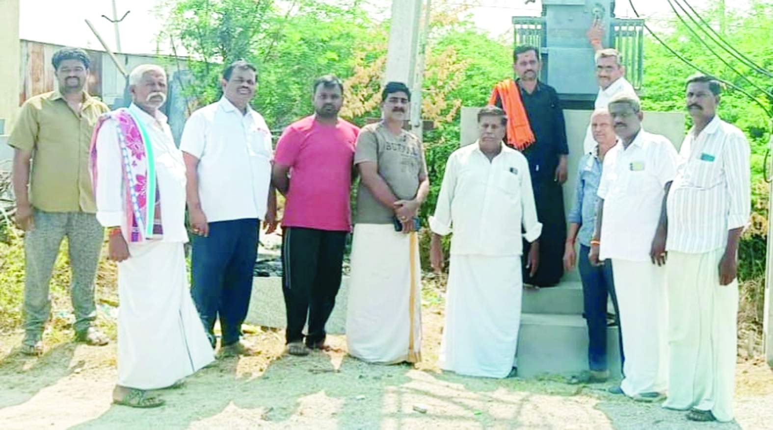 మాట్లాడుతున్న వైసిపి నాయకులు