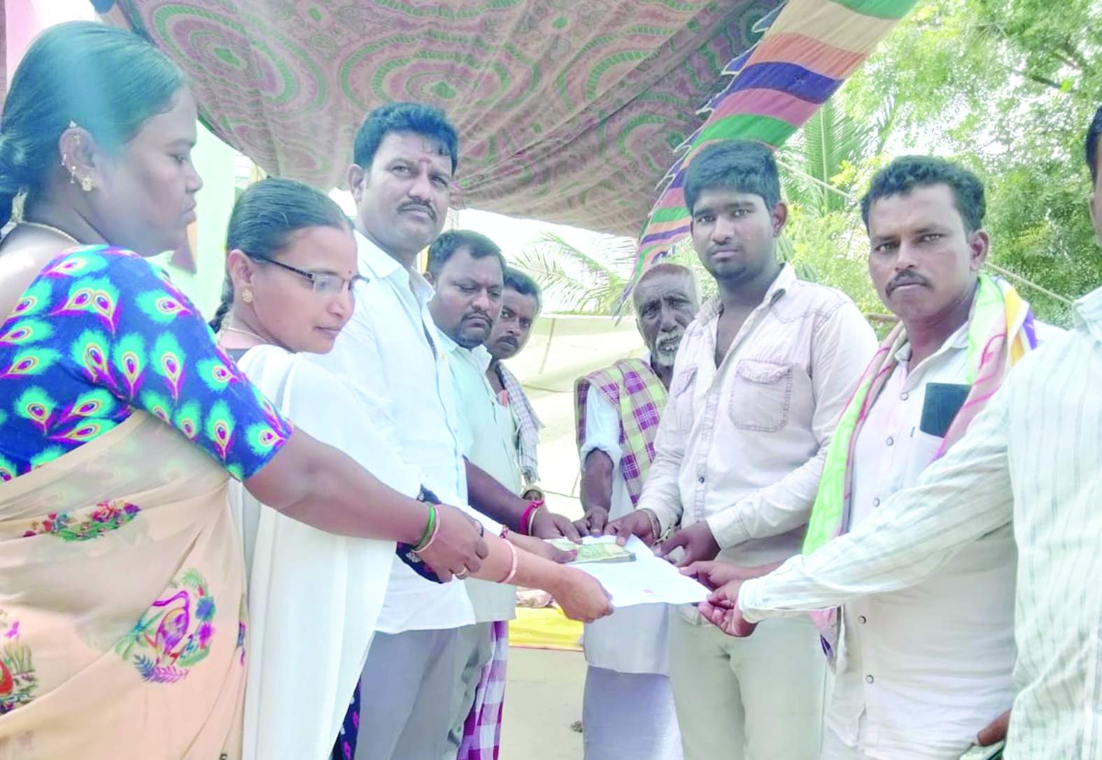 చెక్కును అందజేస్తున్న నాయకులు