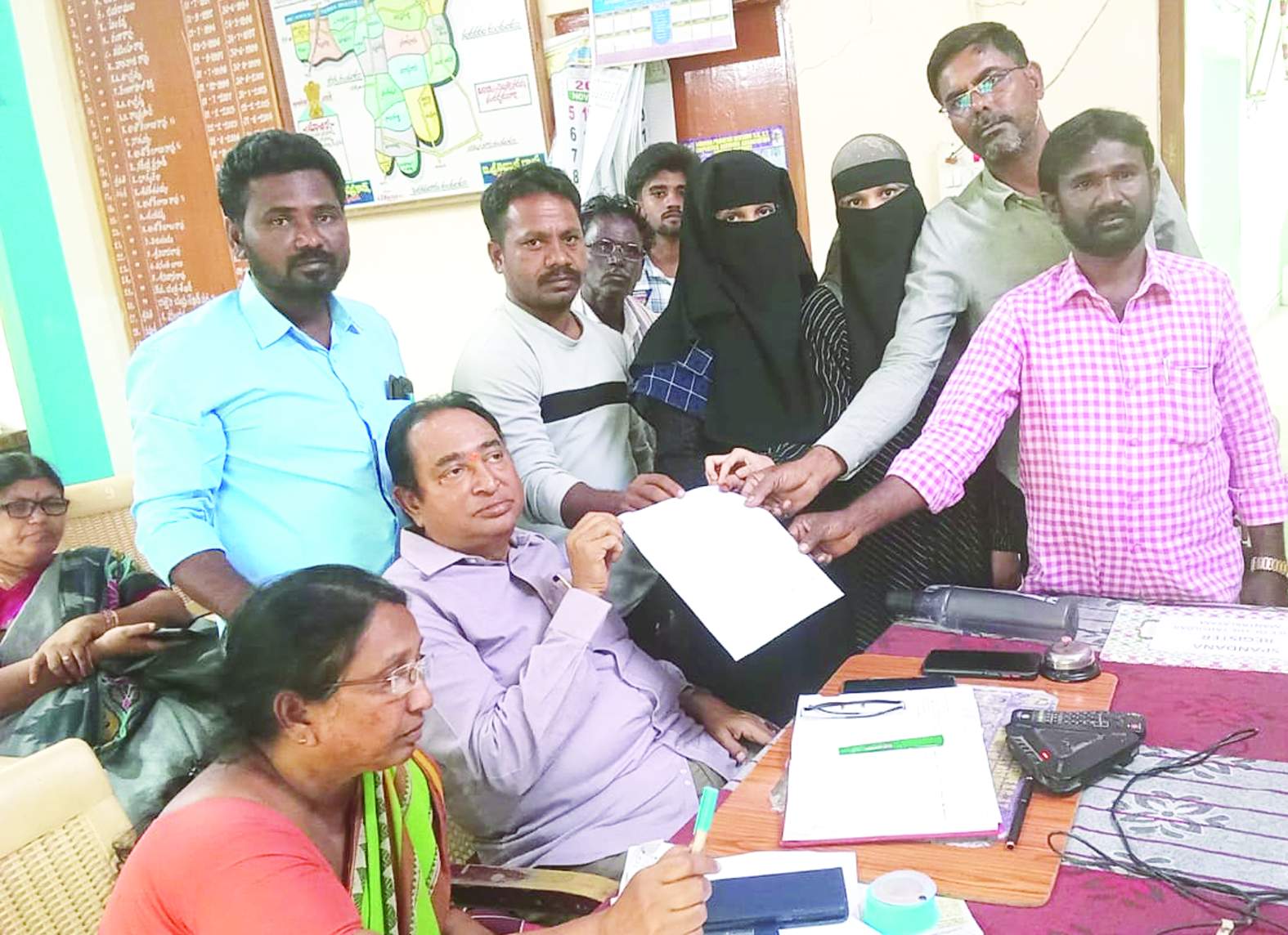 వినతిపత్రం అందజేస్తున్న నాయకులు