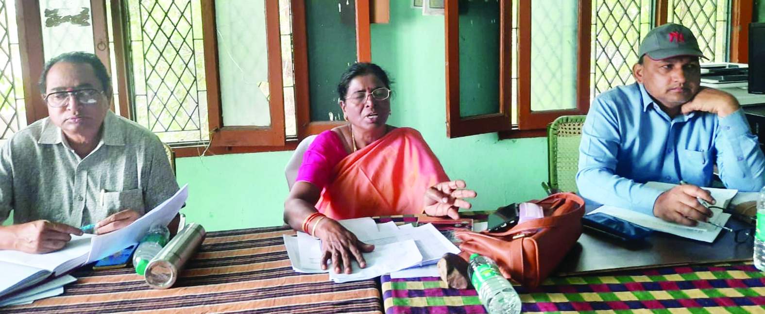 మాట్లాడుతున్న ఎన్నికల రిటర్నింగ్‌ అధికారి రమా