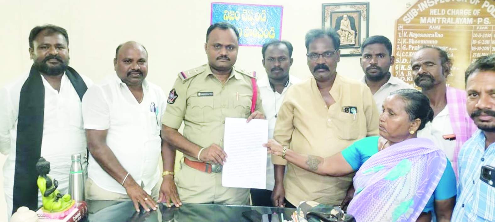 పోలీసులకు ఫిర్యాదు చేస్తున్న తల్లి