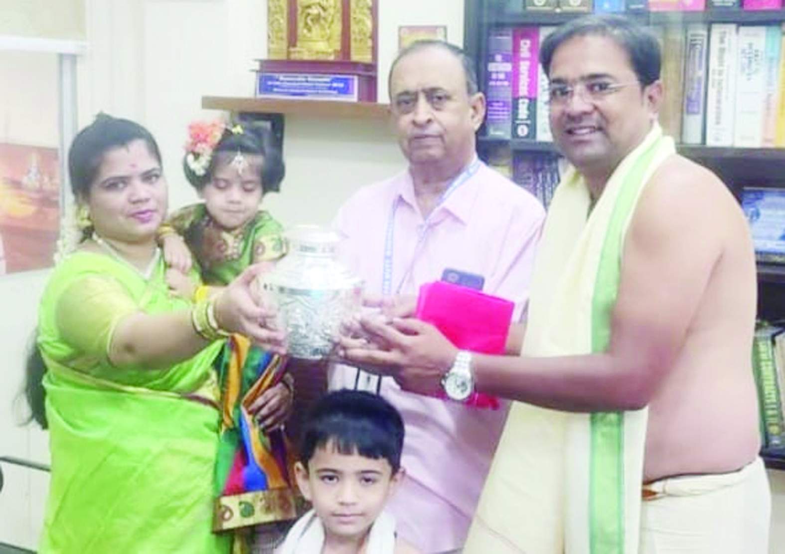 వెండి చెంబు అందజేస్తున్న దాతలు