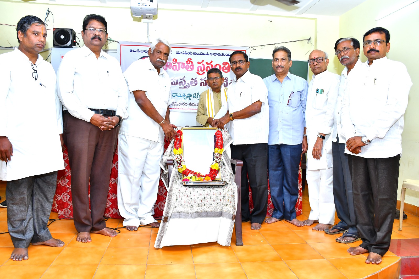 అబుల్‌ కలాం చిత్రపటానికి పూలమాల వేసి నివాళ్లులర్పిస్తున్న నాయకులు