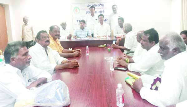పొగాకు రైతులను ఆదుకునేందుకు కృషి