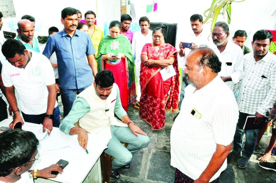 రేషన్‌ షాపులు,గోడౌన్‌లో తనిఖీ