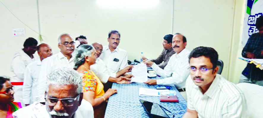 డిఆర్‌ఒ కు వినతిపత్రం ఇస్తున్న సిపిఎం నాయకులు