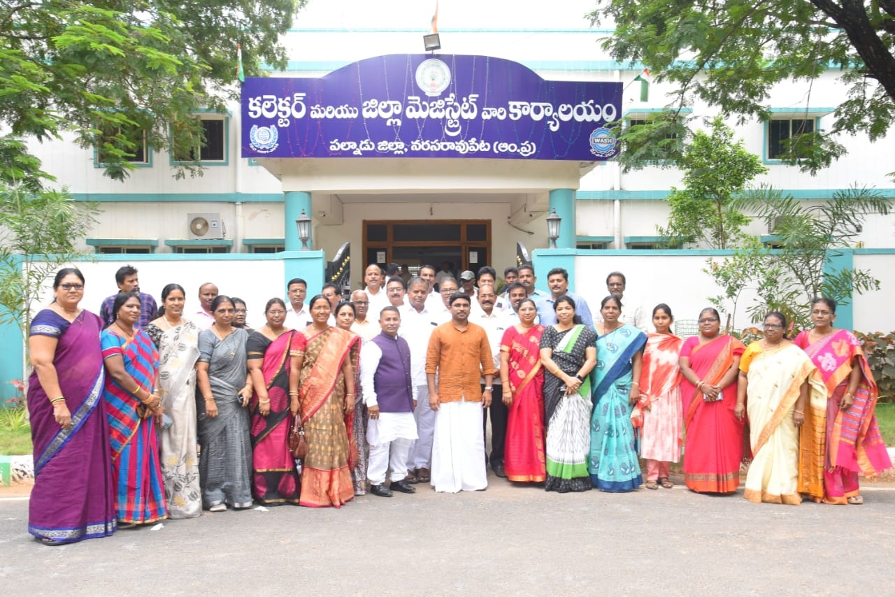 చేనేత వస్త్రాలతో విధులకు