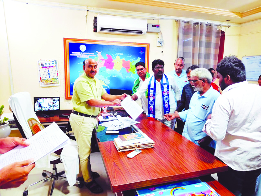 బ్రాహ్మణపల్లి గ్రామ రెవిన్యూ అధికారిపై చర్యలు తీసుకోండి: ప్రజాసంఘాలు