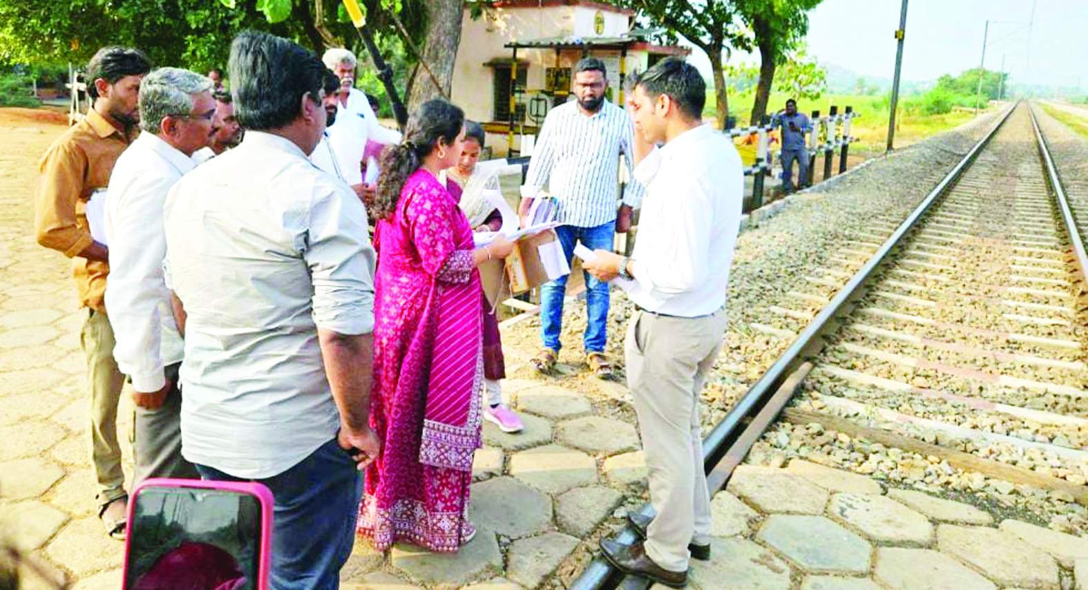 భూములను పరిశీలిస్తున్న జెసి